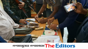 জামায়াত কর্মীর থেকে পাওয়া টাকা।